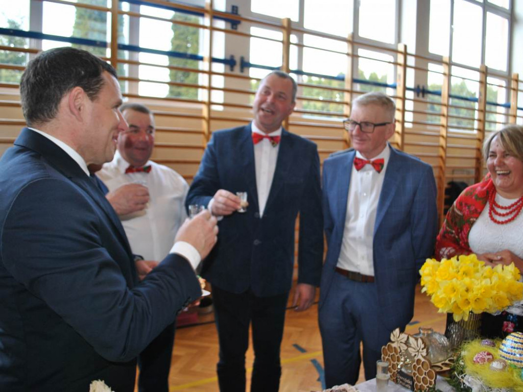 Stoły uginały się od świątecznych specjałów. W Klimontowie odbyło się IX Śniadanie Wielkanocne [zdjęcia]