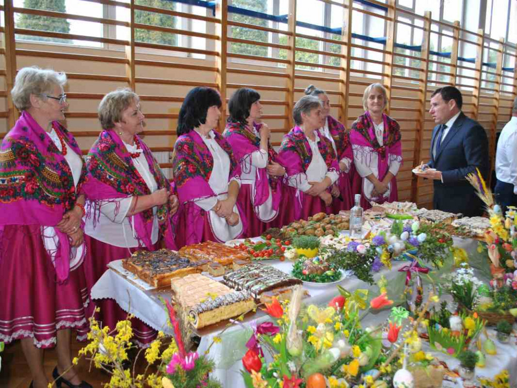 Stoły uginały się od świątecznych specjałów. W Klimontowie odbyło się IX Śniadanie Wielkanocne [zdjęcia]
