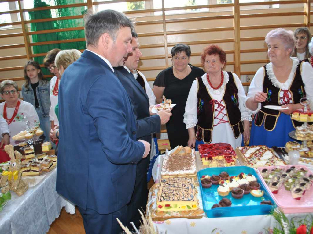 Stoły uginały się od świątecznych specjałów. W Klimontowie odbyło się IX Śniadanie Wielkanocne [zdjęcia]