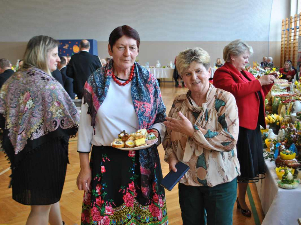 Stoły uginały się od świątecznych specjałów. W Klimontowie odbyło się IX Śniadanie Wielkanocne [zdjęcia]