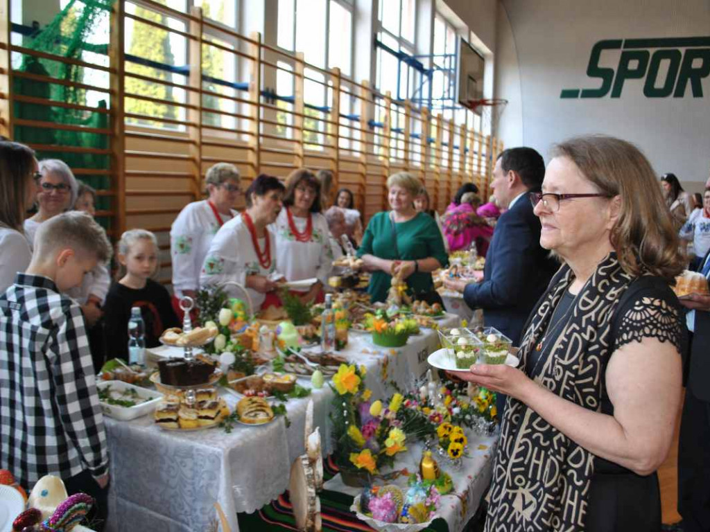 Stoły uginały się od świątecznych specjałów. W Klimontowie odbyło się IX Śniadanie Wielkanocne [zdjęcia]