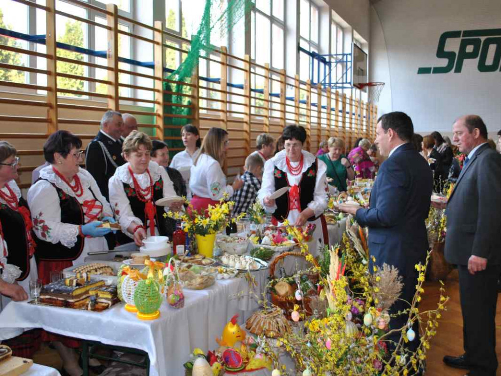 Stoły uginały się od świątecznych specjałów. W Klimontowie odbyło się IX Śniadanie Wielkanocne [zdjęcia]