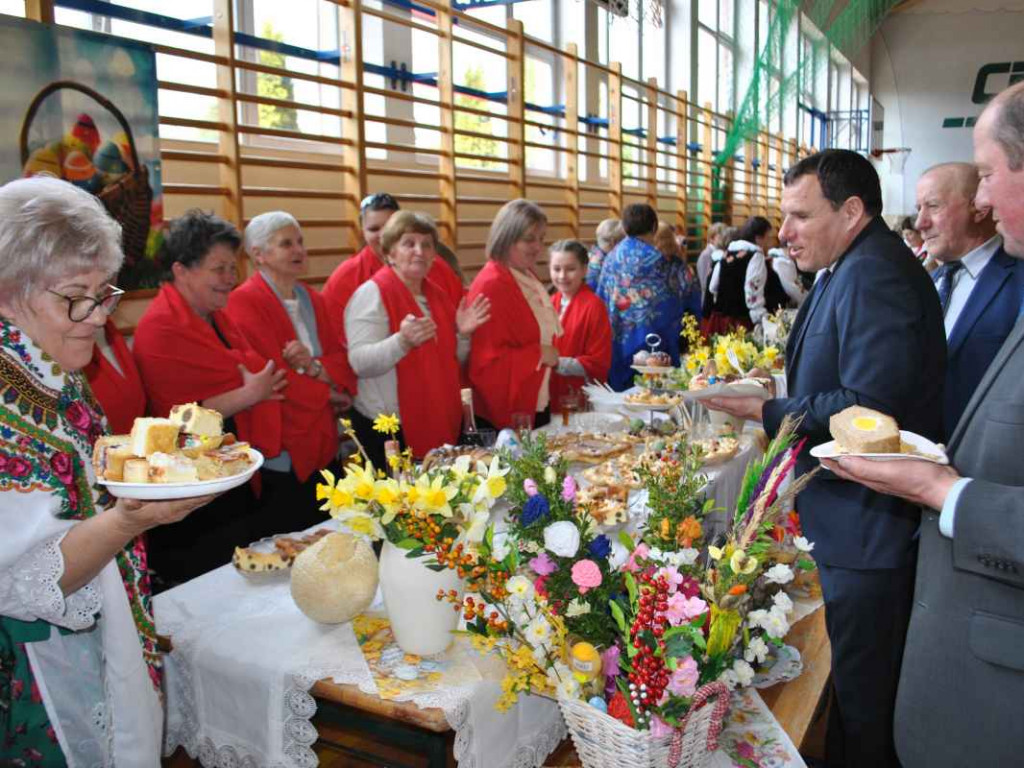Stoły uginały się od świątecznych specjałów. W Klimontowie odbyło się IX Śniadanie Wielkanocne [zdjęcia]