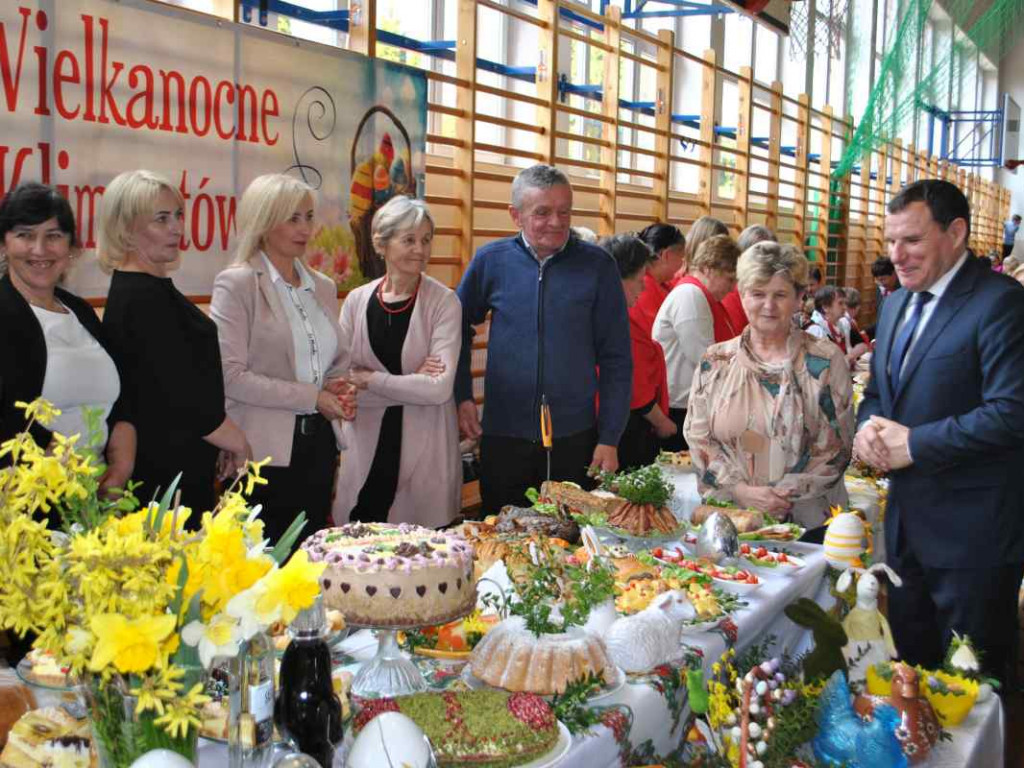 Stoły uginały się od świątecznych specjałów. W Klimontowie odbyło się IX Śniadanie Wielkanocne [zdjęcia]