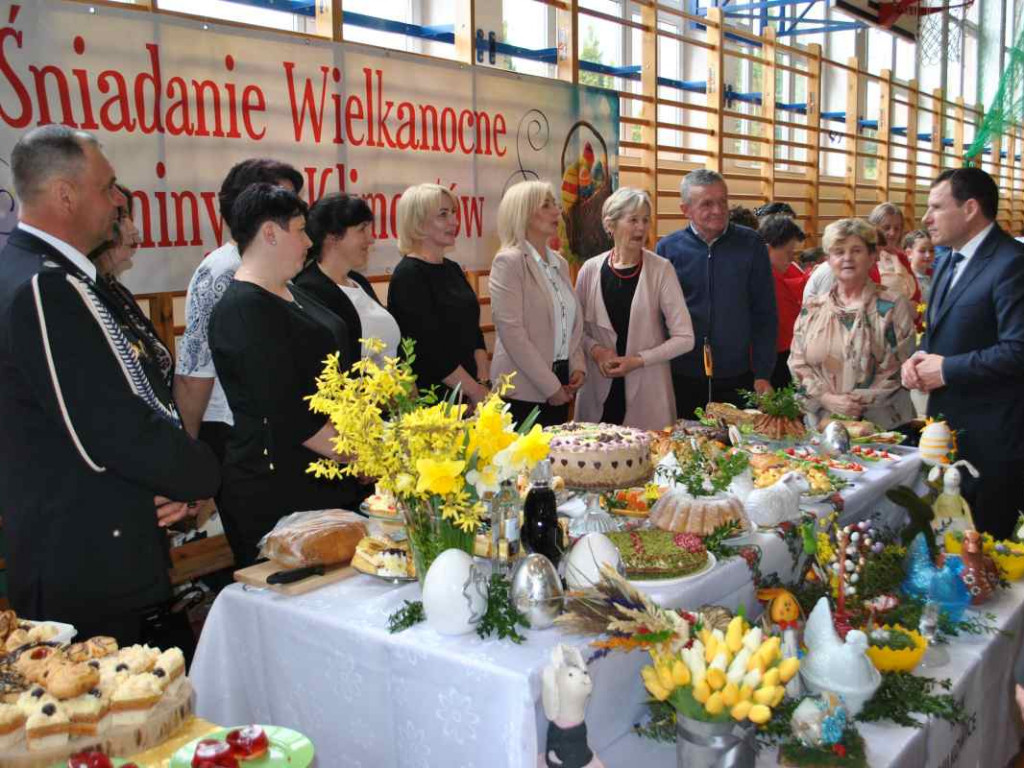 Stoły uginały się od świątecznych specjałów. W Klimontowie odbyło się IX Śniadanie Wielkanocne [zdjęcia]