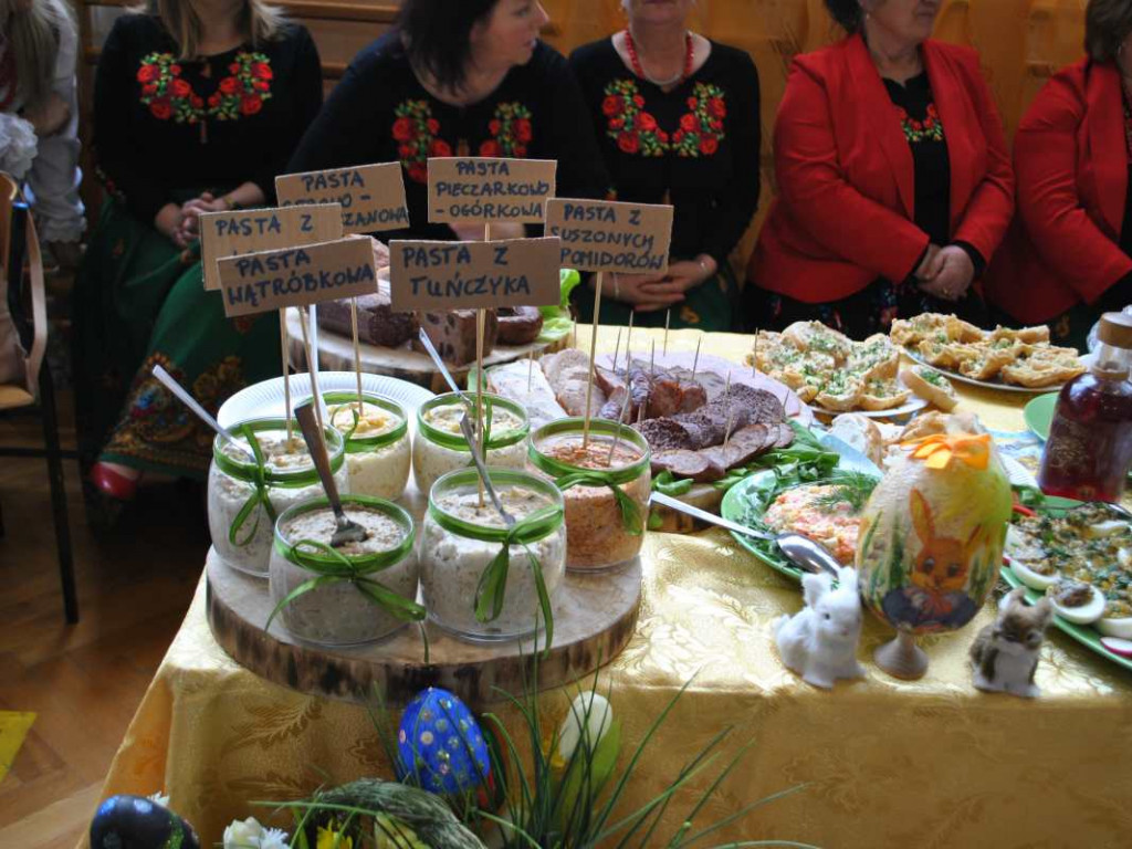 Stoły uginały się od świątecznych specjałów. W Klimontowie odbyło się IX Śniadanie Wielkanocne [zdjęcia]