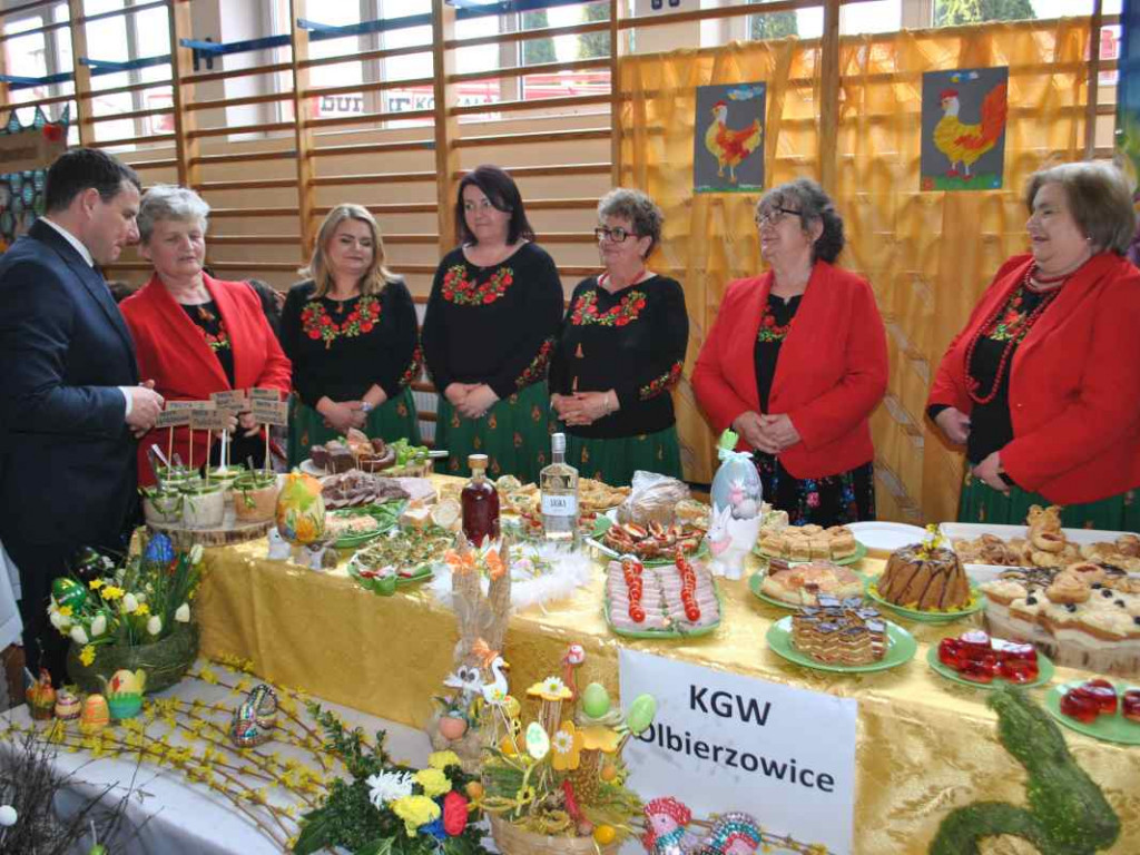 Stoły uginały się od świątecznych specjałów. W Klimontowie odbyło się IX Śniadanie Wielkanocne [zdjęcia]