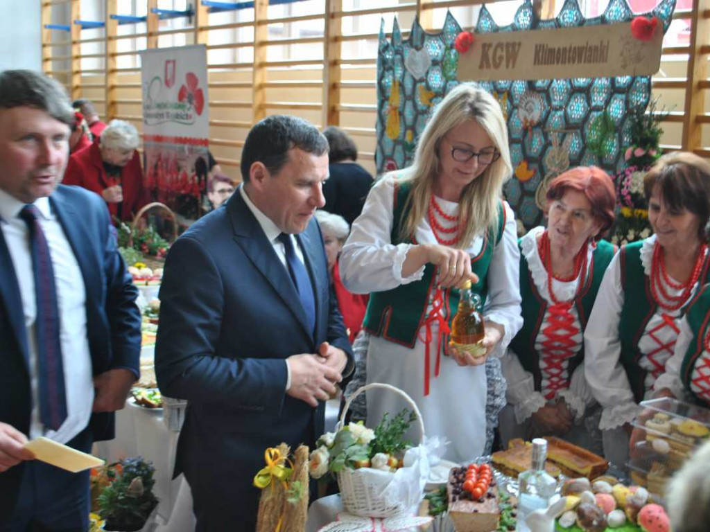 Stoły uginały się od świątecznych specjałów. W Klimontowie odbyło się IX Śniadanie Wielkanocne [zdjęcia]
