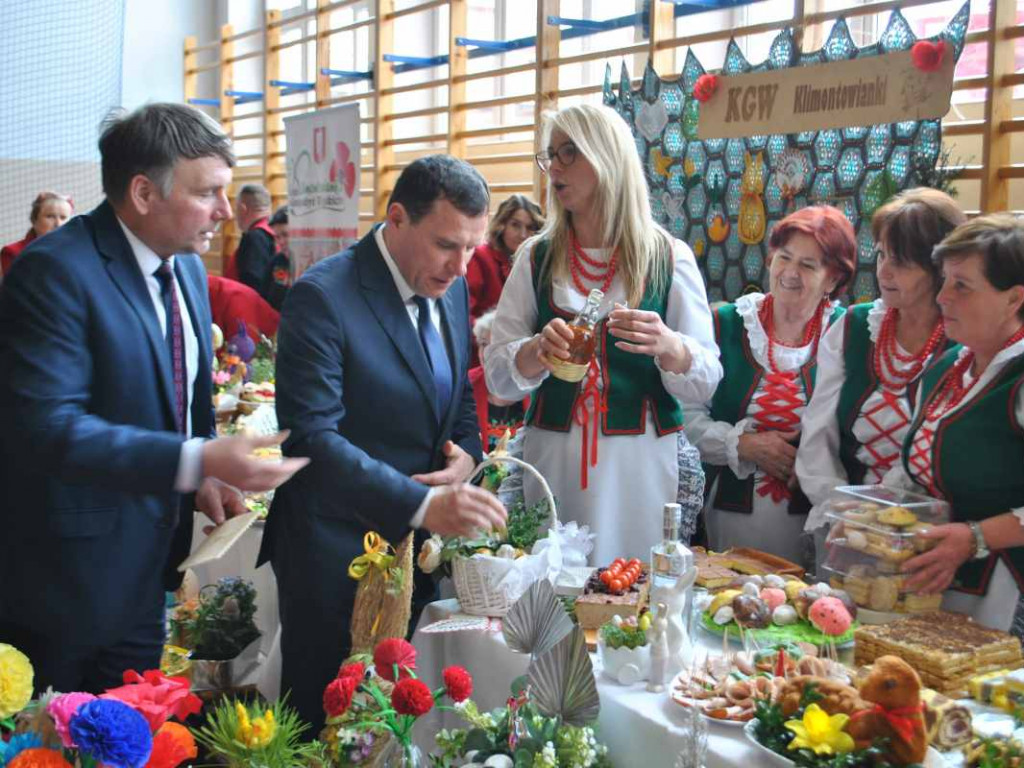 Stoły uginały się od świątecznych specjałów. W Klimontowie odbyło się IX Śniadanie Wielkanocne [zdjęcia]