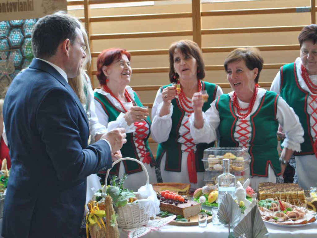 Stoły uginały się od świątecznych specjałów. W Klimontowie odbyło się IX Śniadanie Wielkanocne [zdjęcia]