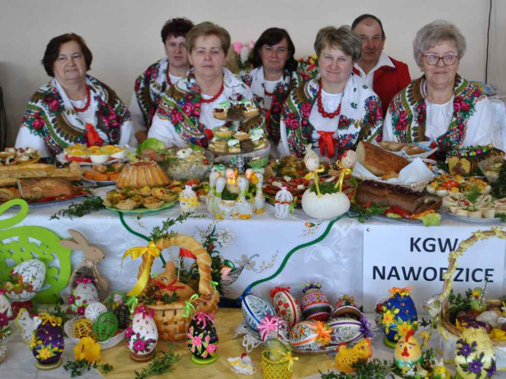 Stoły uginały się od świątecznych specjałów. W Klimontowie odbyło się IX Śniadanie Wielkanocne [zdjęcia]