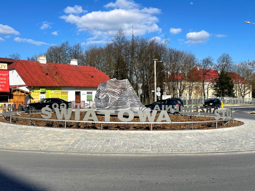 Sandomierz. Rondo Optymizmu już z napisem