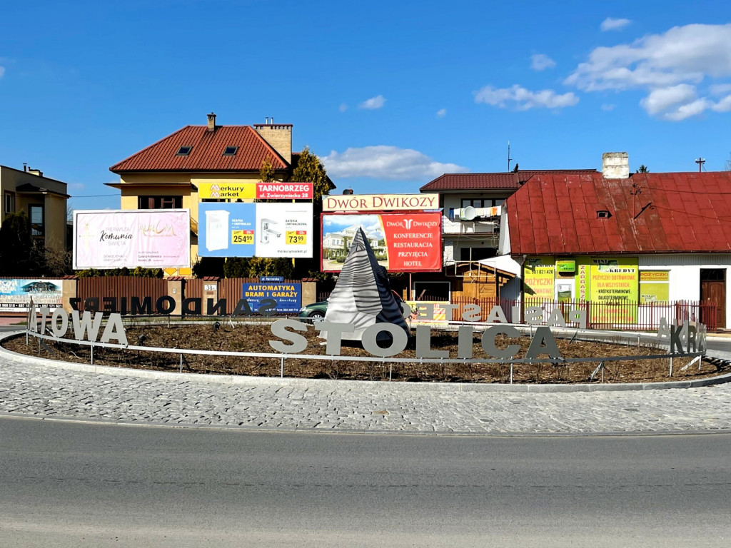 Sandomierz. Rondo Optymizmu już z napisem