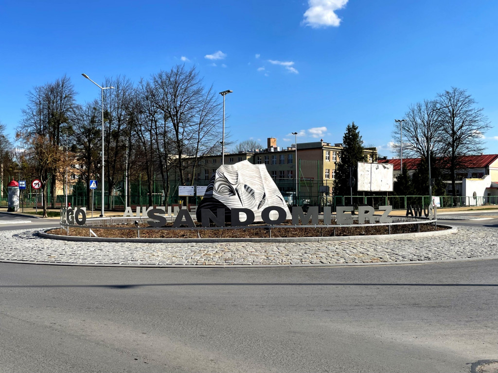 Sandomierz. Rondo Optymizmu już z napisem