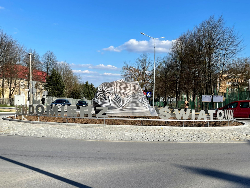 Sandomierz. Rondo Optymizmu już z napisem