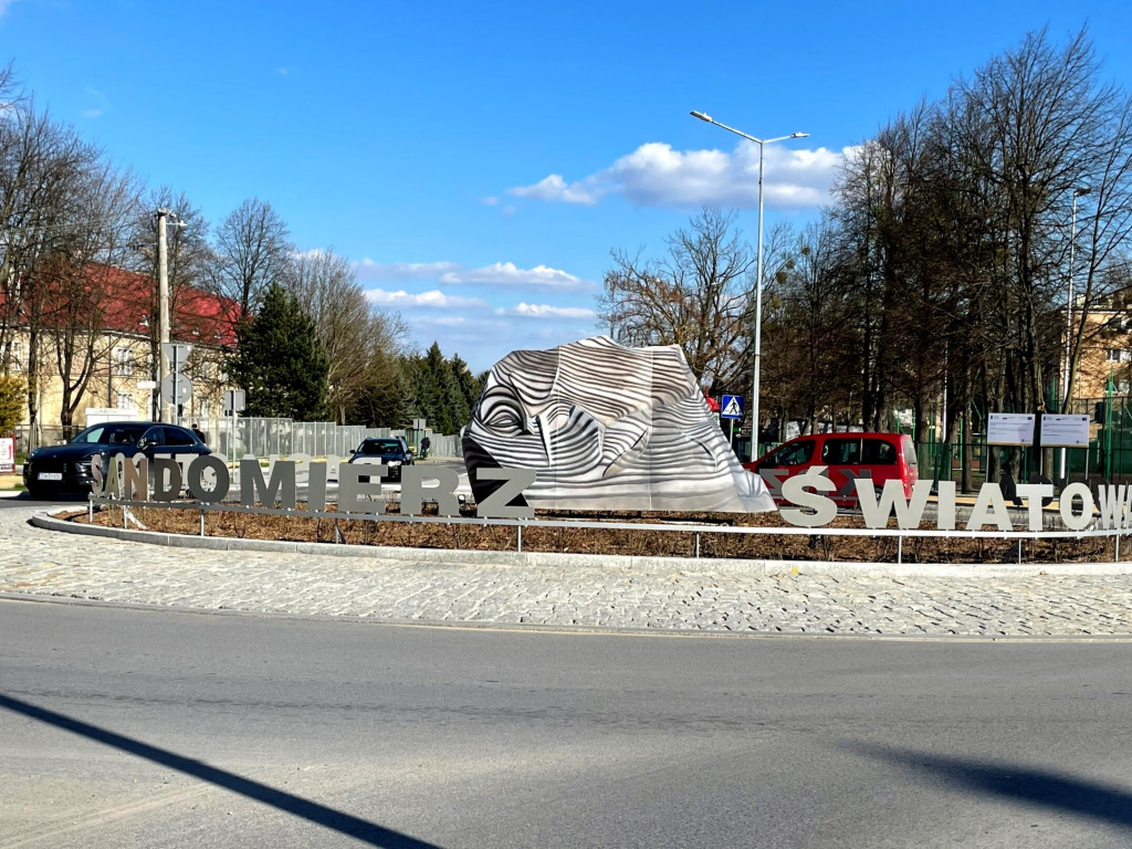 Sandomierz. Rondo Optymizmu już z napisem
