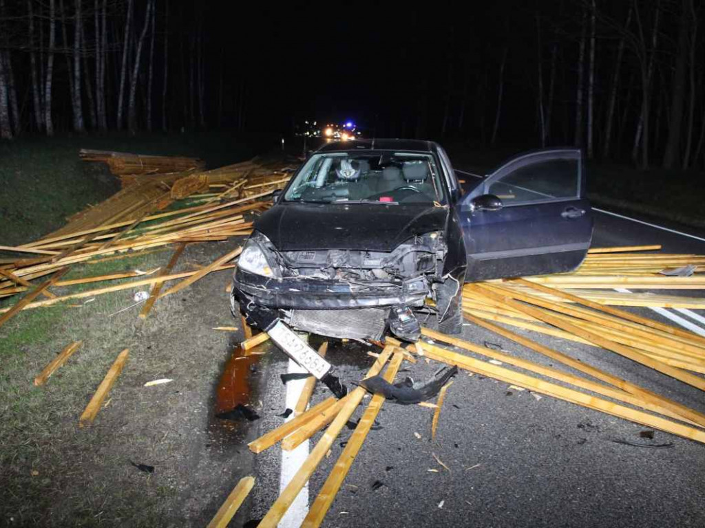 Powiat staszowski. Samochód osobowy wjechał w palety z drewnem, które spadły z ciężarówki [zdjęcia]