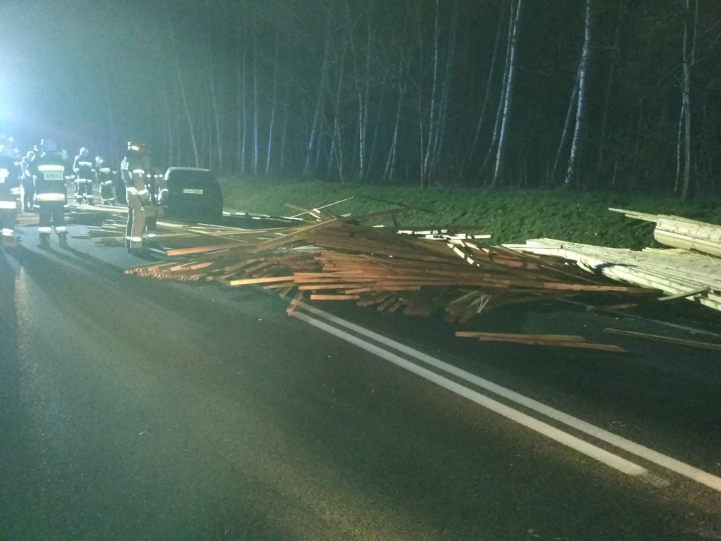 Powiat staszowski. Samochód osobowy wjechał w palety z drewnem, które spadły z ciężarówki [zdjęcia]