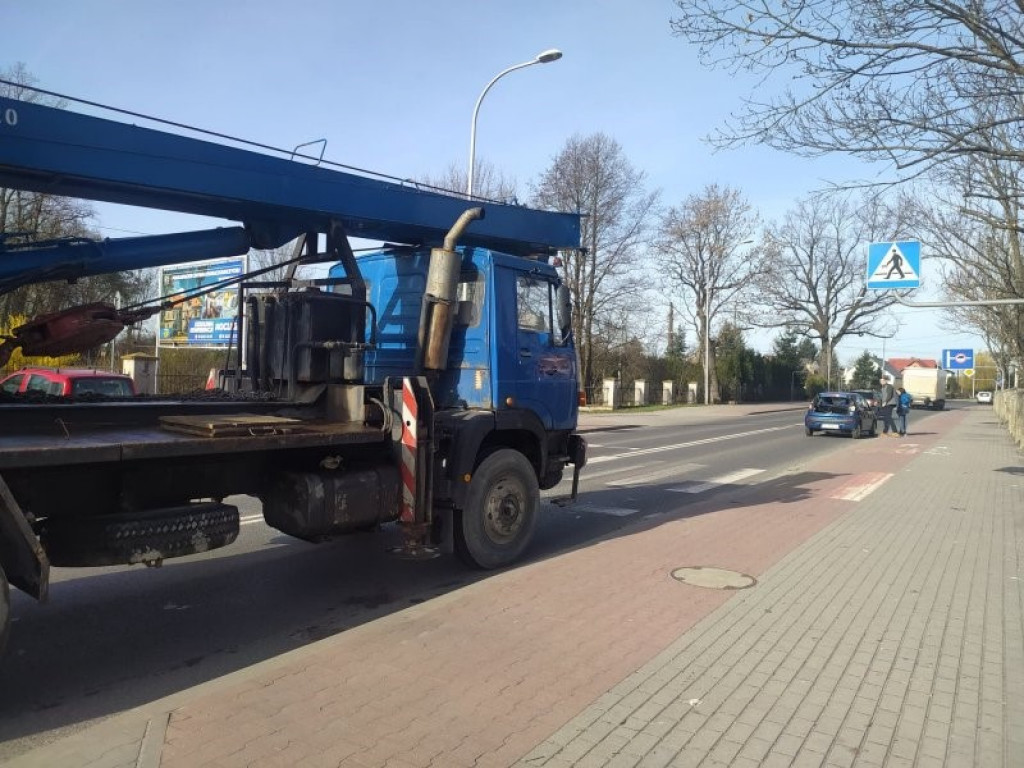 Zderzenie samochodu ciężarowego i osobówki w Tarnobrzegu [zdjęcia]