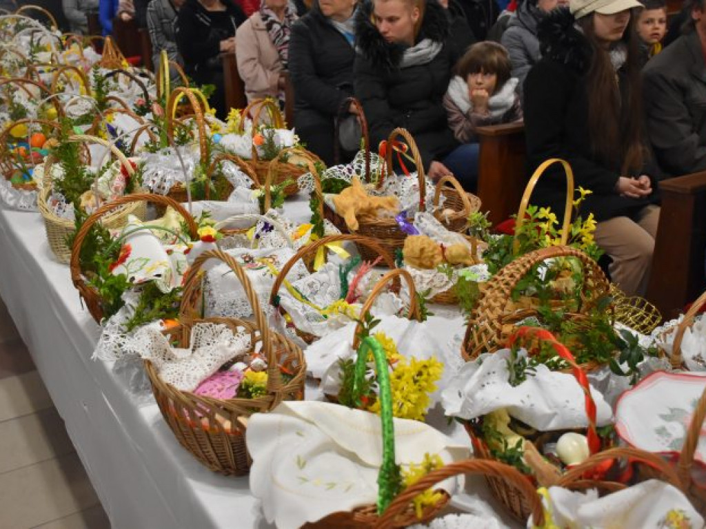 Święcenie pokarmów w parafii na tarnobrzeskim Serbinowie [zdjęcia]