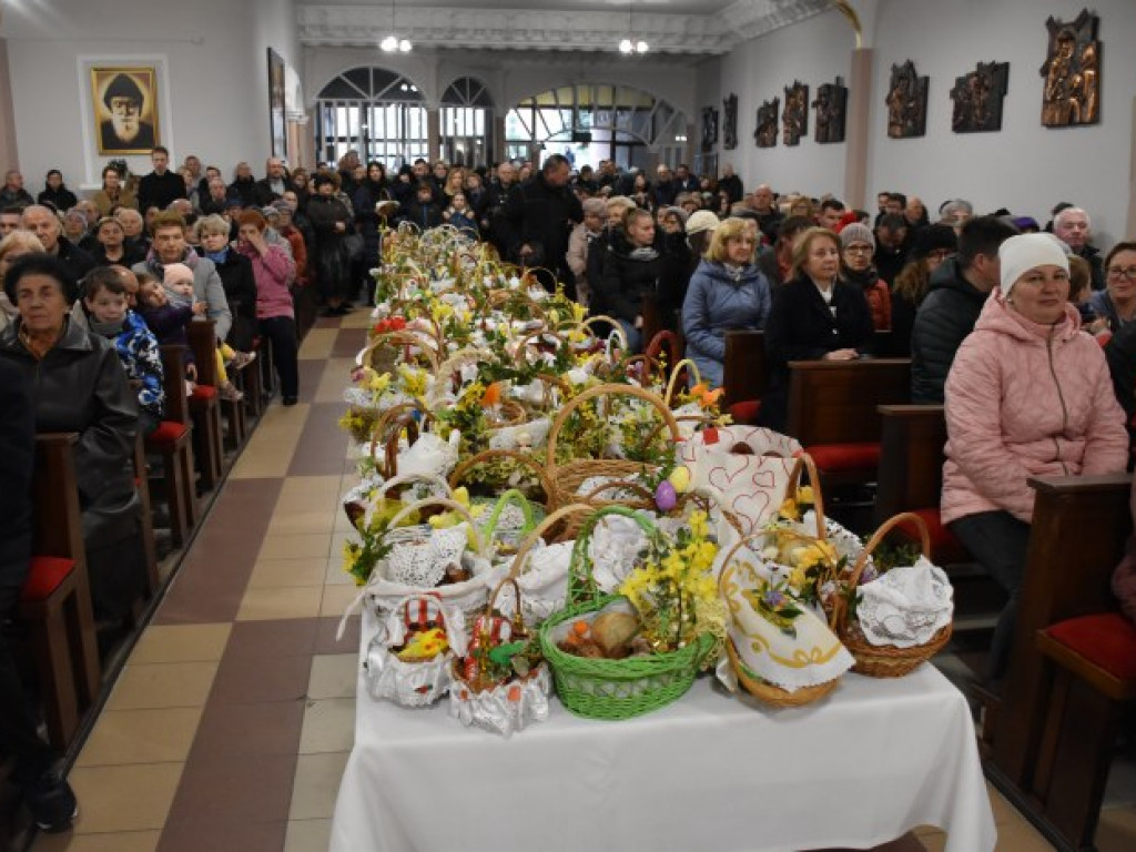 Święcenie pokarmów w parafii na tarnobrzeskim Serbinowie [zdjęcia]