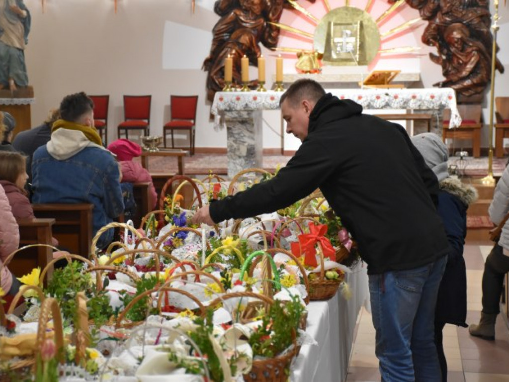 Święcenie pokarmów w parafii na tarnobrzeskim Serbinowie [zdjęcia]