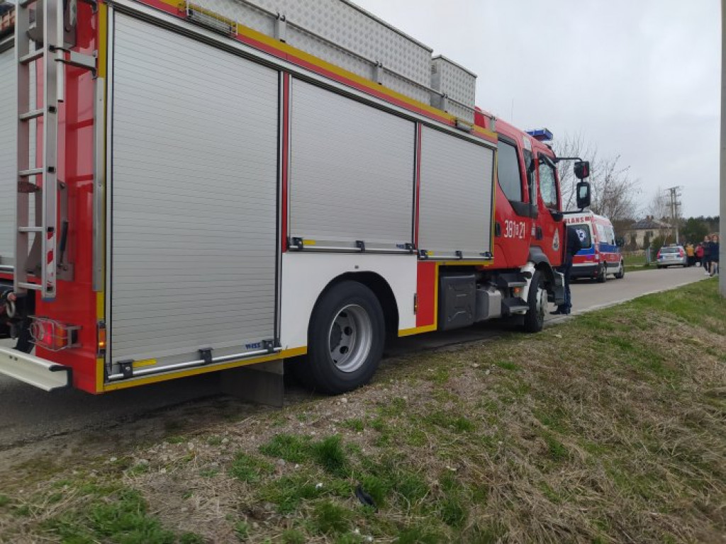 Tragedia na torach. W Jadachach auto wjechało pod pociąg. Trwa reanimacja poszkodowanych [zdjęcia]