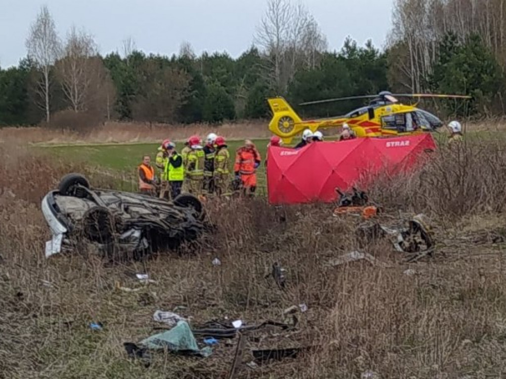 Tragedia na torach. W Jadachach auto wjechało pod pociąg. Trwa reanimacja poszkodowanych [zdjęcia]