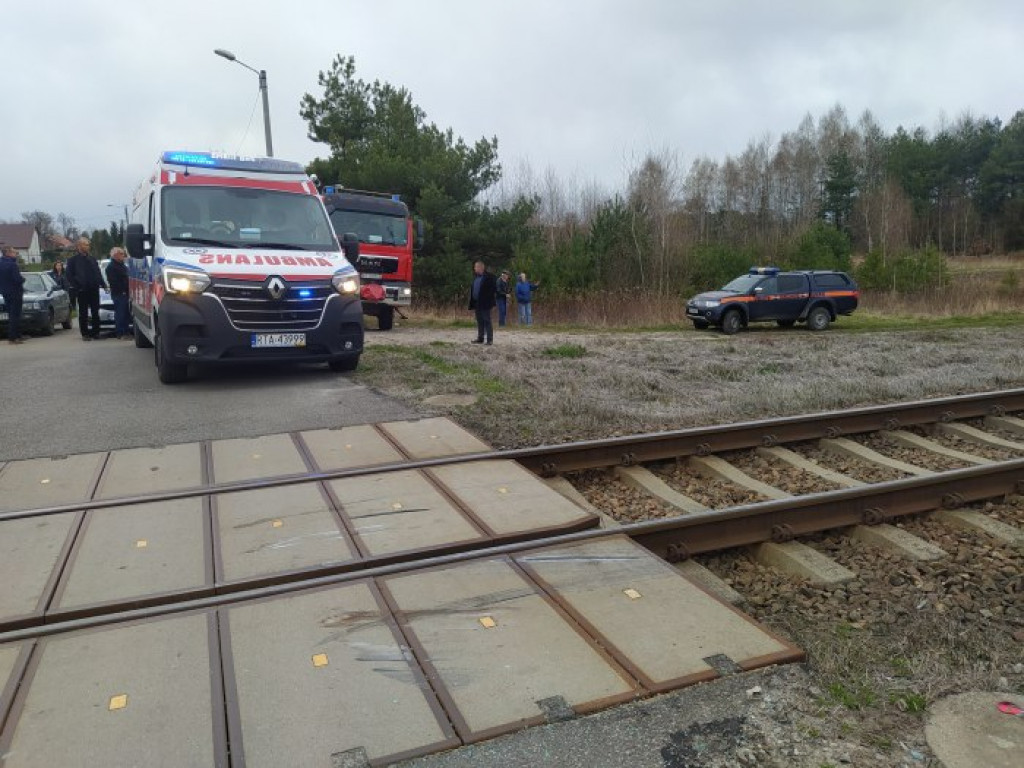 Tragedia na torach. W Jadachach auto wjechało pod pociąg. Trwa reanimacja poszkodowanych [zdjęcia]