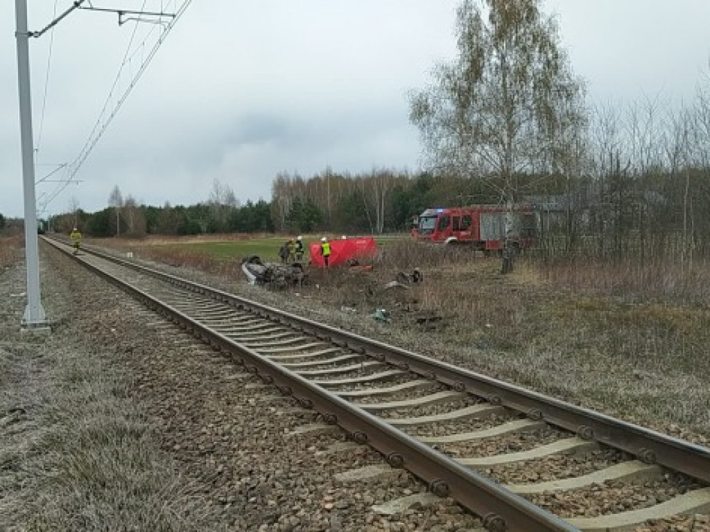 Tragedia na torach. W Jadachach auto wjechało pod pociąg. Trwa reanimacja poszkodowanych [zdjęcia]