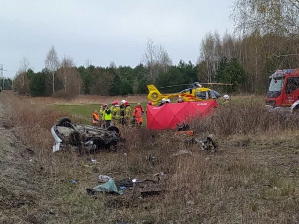 Tragedia na torach. W Jadachach auto wjechało pod pociąg. Trwa reanimacja poszkodowanych [zdjęcia]