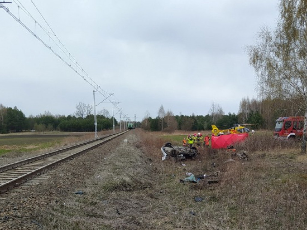 Tragedia na torach. W Jadachach auto wjechało pod pociąg. Trwa reanimacja poszkodowanych [zdjęcia]
