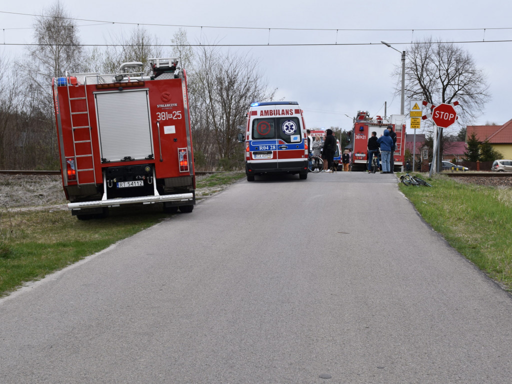 Dwie osoby zginęły w wypadku na torach w Jadachach. Dziecko trafiło do szpitala [zdjęcia][wideo]