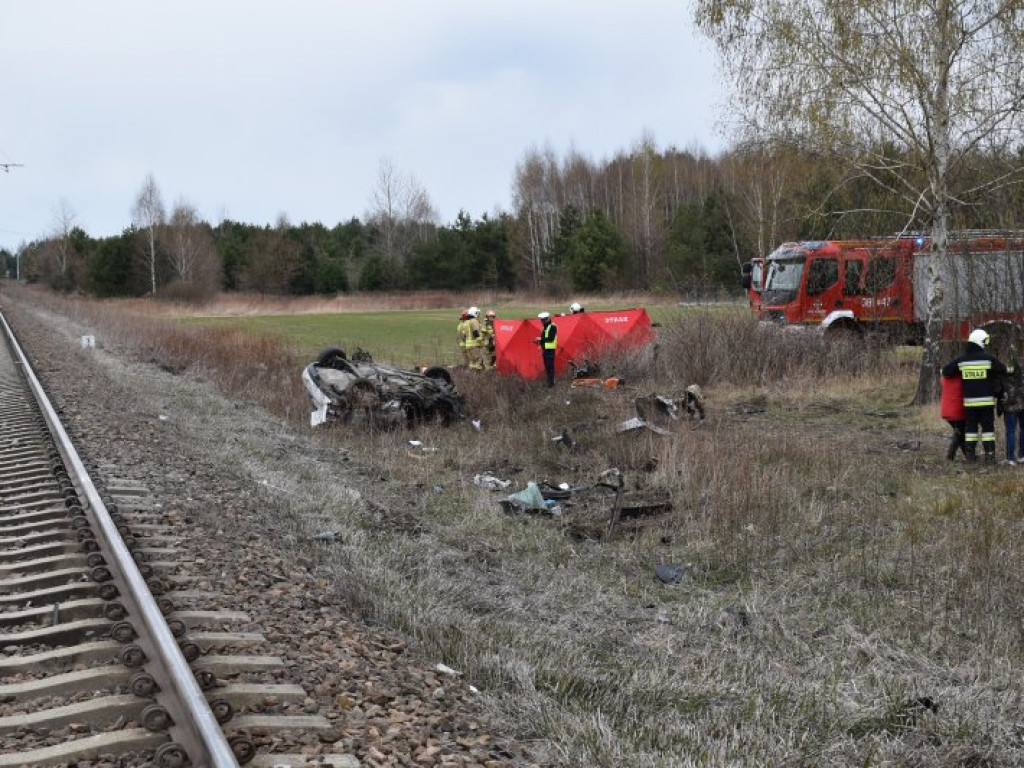 Dwie osoby zginęły w wypadku na torach w Jadachach. Dziecko trafiło do szpitala [zdjęcia][wideo]