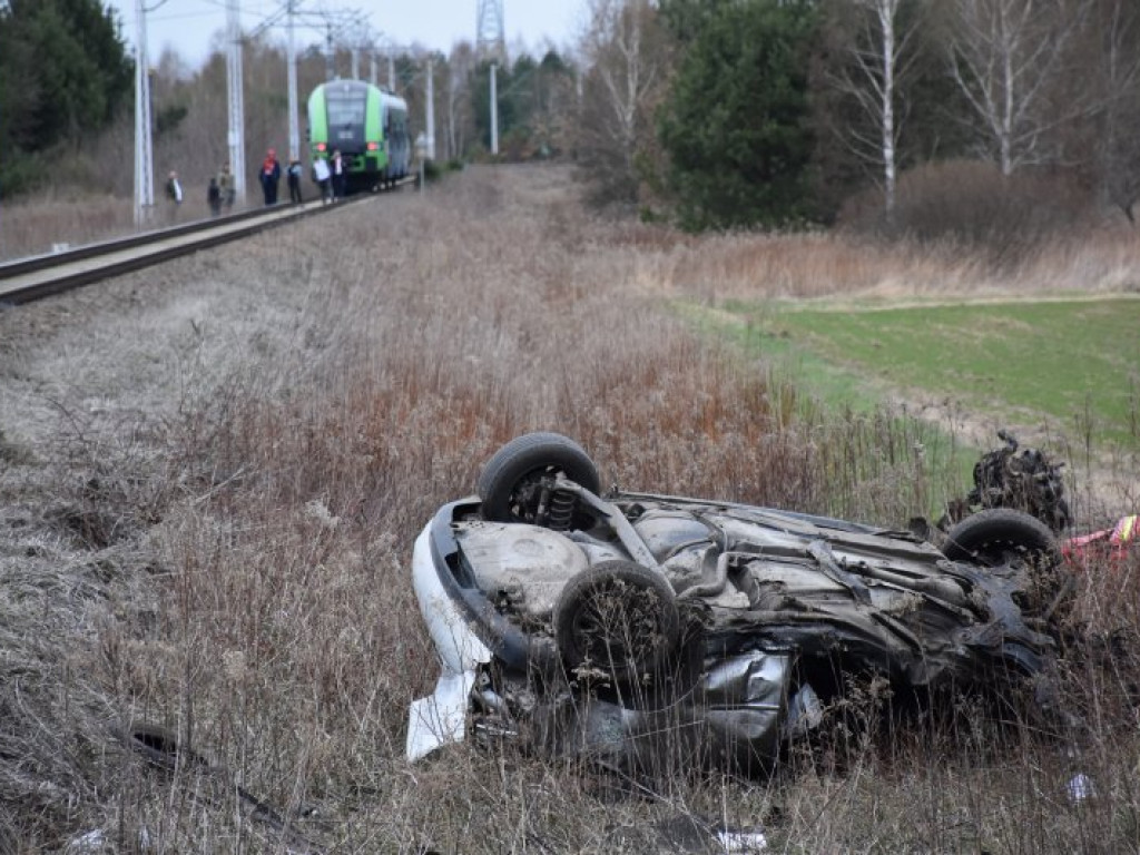 Dwie osoby zginęły w wypadku na torach w Jadachach. Dziecko trafiło do szpitala [zdjęcia][wideo]