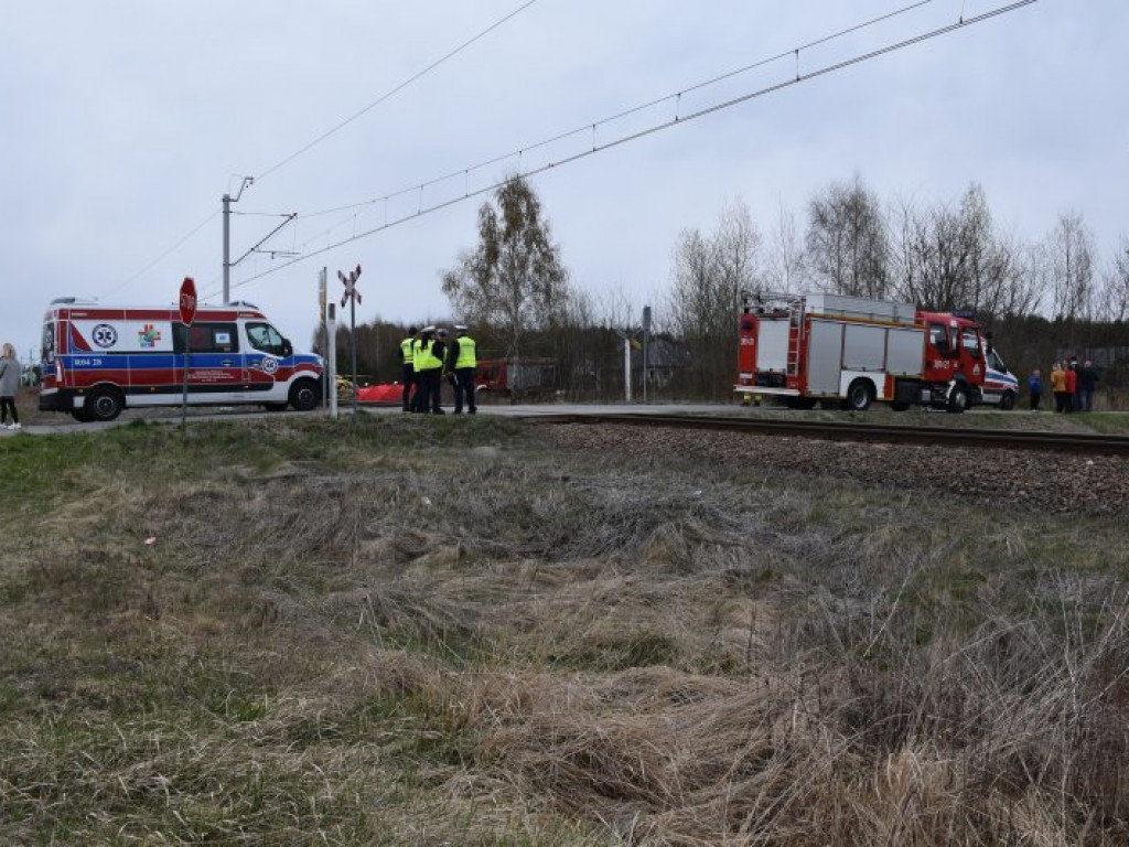Dwie osoby zginęły w wypadku na torach w Jadachach. Dziecko trafiło do szpitala [zdjęcia][wideo]