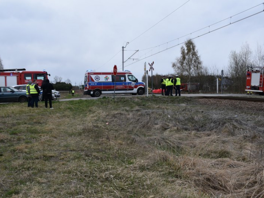 Dwie osoby zginęły w wypadku na torach w Jadachach. Dziecko trafiło do szpitala [zdjęcia][wideo]