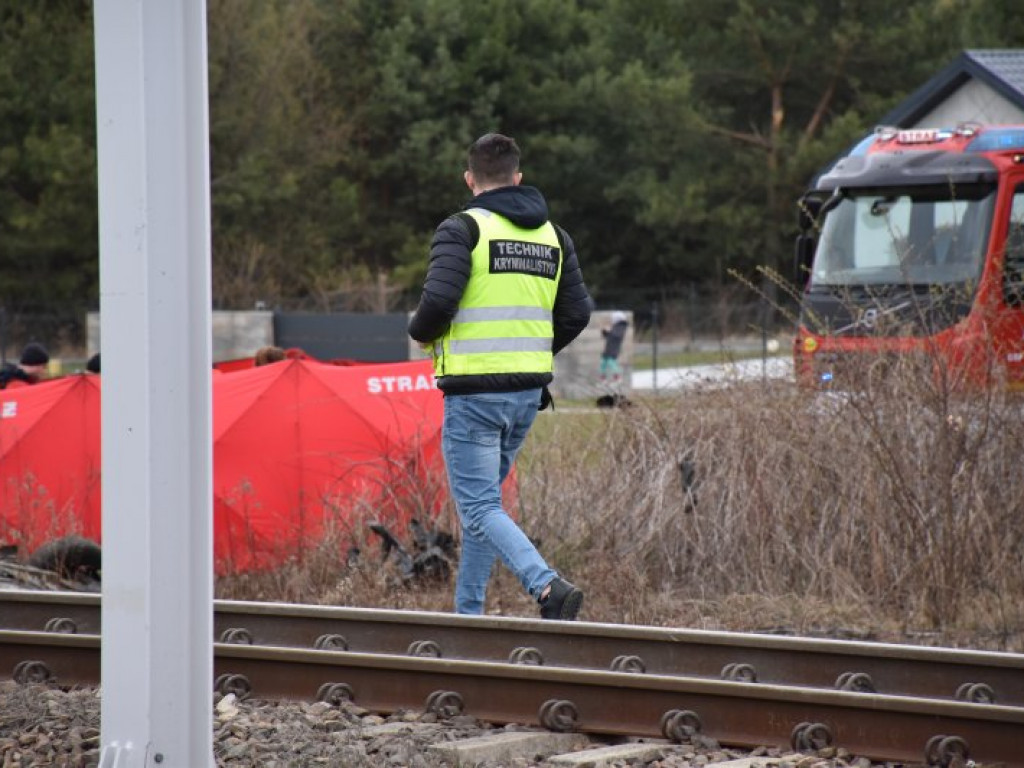 Dwie osoby zginęły w wypadku na torach w Jadachach. Dziecko trafiło do szpitala [zdjęcia][wideo]