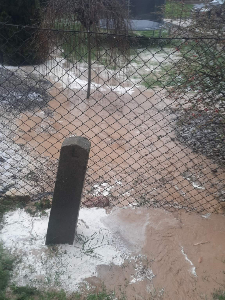 Gradobicie i ulewa nad gminą Zawichost. Zalane drogi i posesje [zdjęcia]