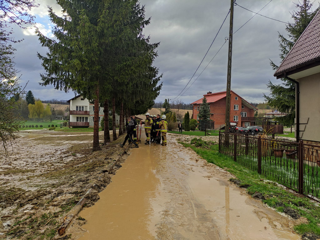 Gradobicie i ulewa nad gminą Zawichost. Zalane drogi i posesje [zdjęcia]