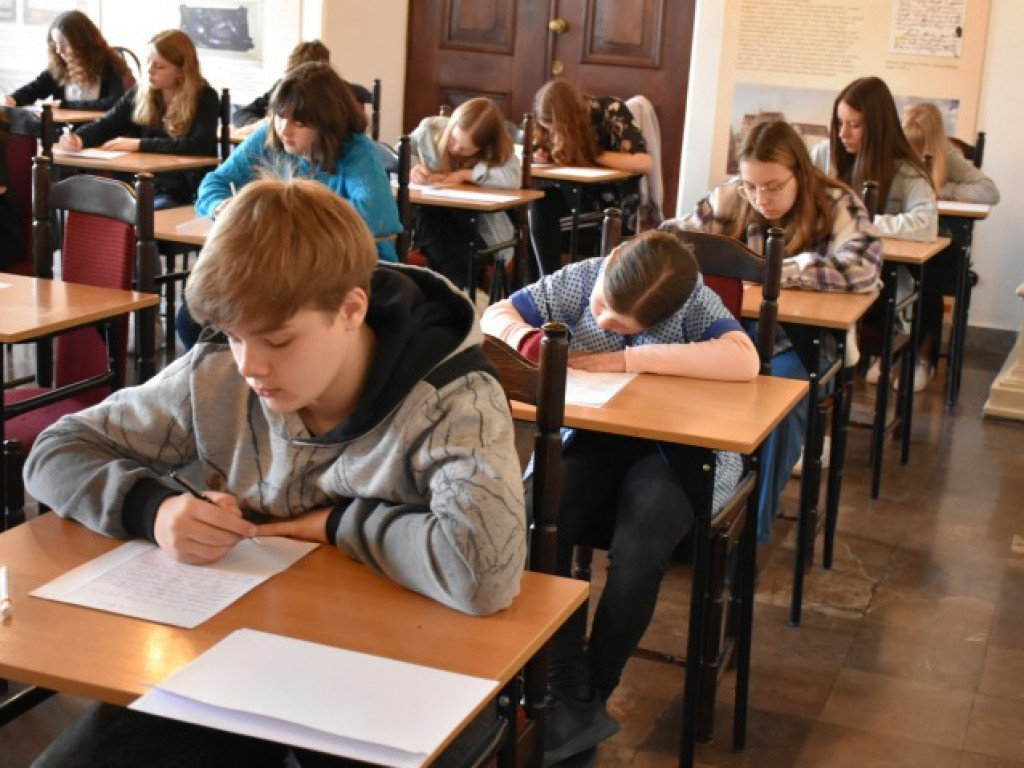 Osoby z różnych stron Polski na II Sandomierskim Dyktandzie 