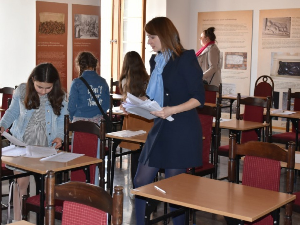 Osoby z różnych stron Polski na II Sandomierskim Dyktandzie 