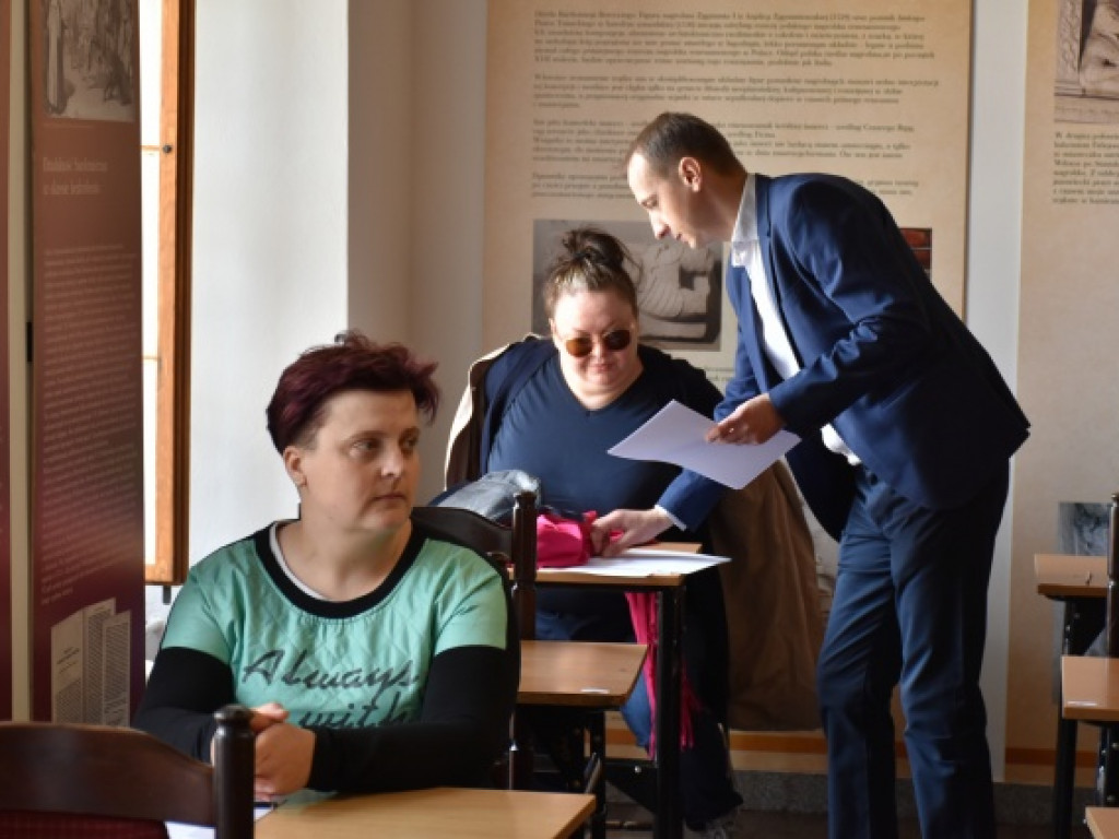 Osoby z różnych stron Polski na II Sandomierskim Dyktandzie 