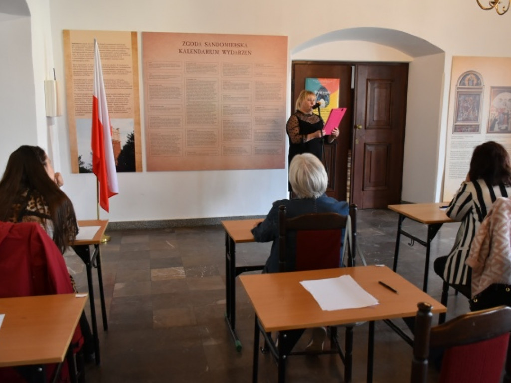 Osoby z różnych stron Polski na II Sandomierskim Dyktandzie 