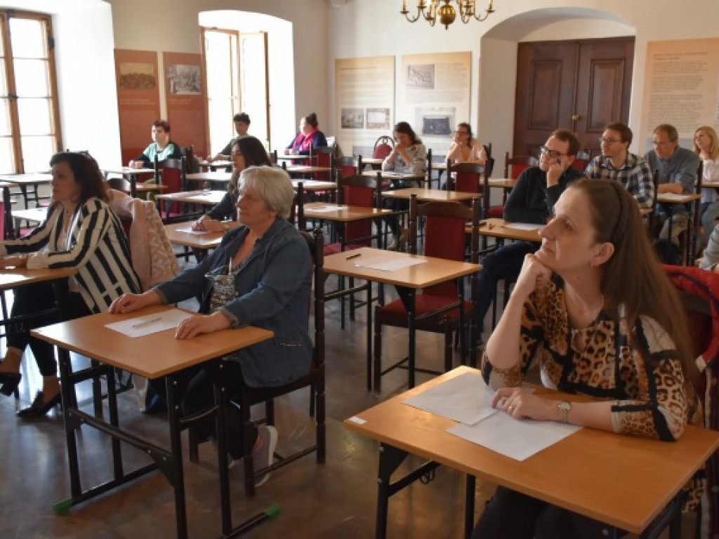 Osoby z różnych stron Polski na II Sandomierskim Dyktandzie 