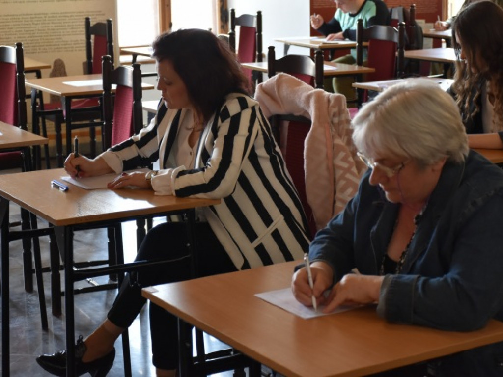Osoby z różnych stron Polski na II Sandomierskim Dyktandzie 