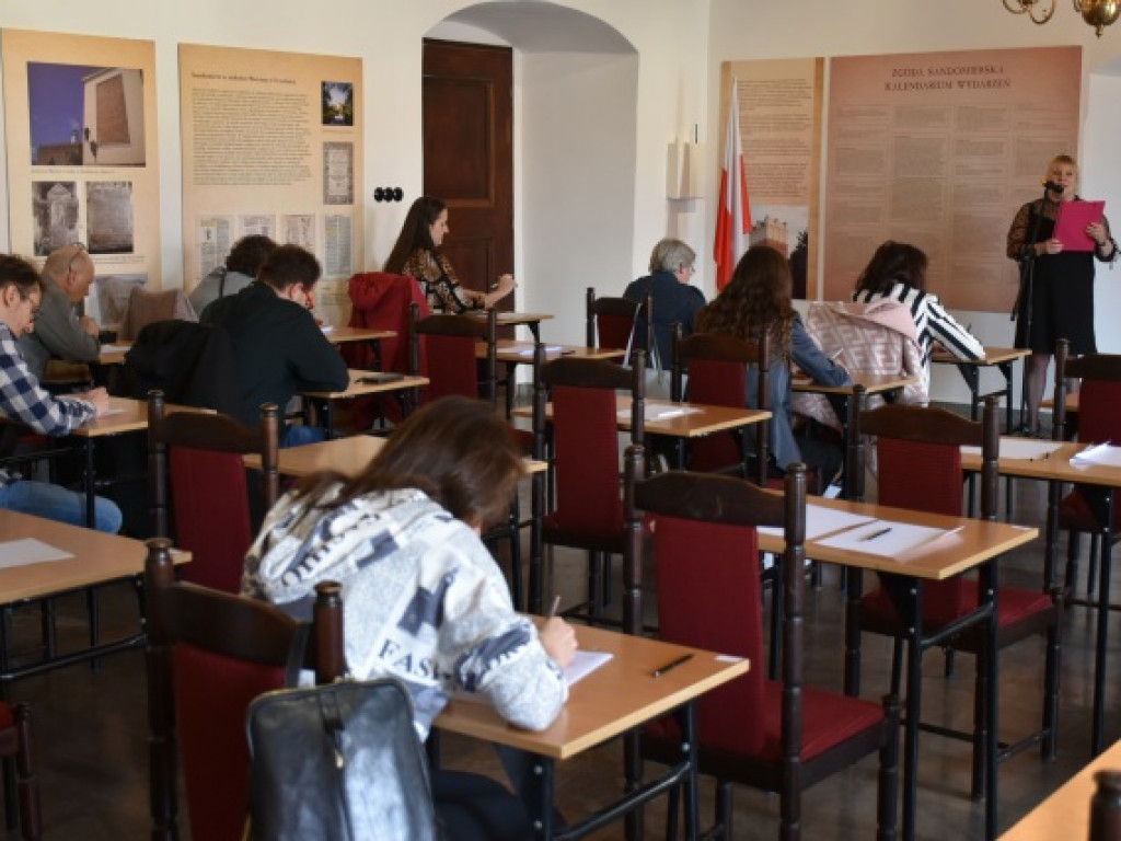 Osoby z różnych stron Polski na II Sandomierskim Dyktandzie 