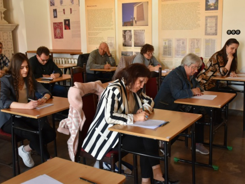 Osoby z różnych stron Polski na II Sandomierskim Dyktandzie 
