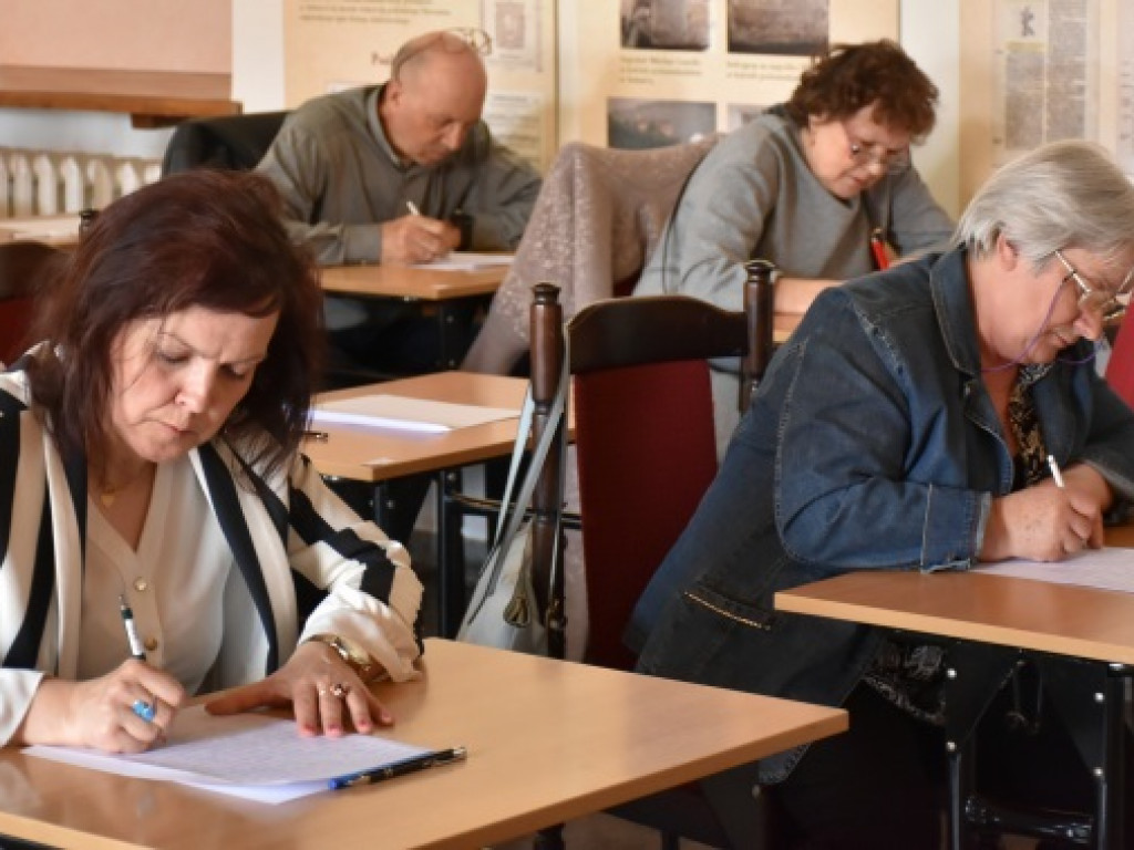 Osoby z różnych stron Polski na II Sandomierskim Dyktandzie 