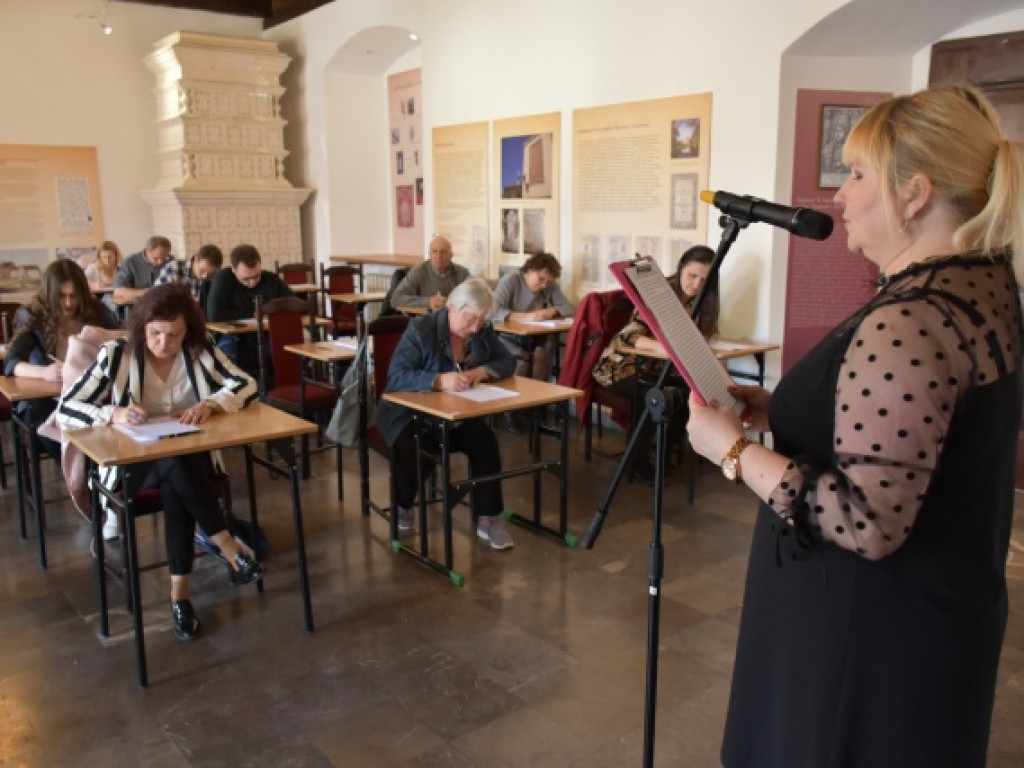 Osoby z różnych stron Polski na II Sandomierskim Dyktandzie 